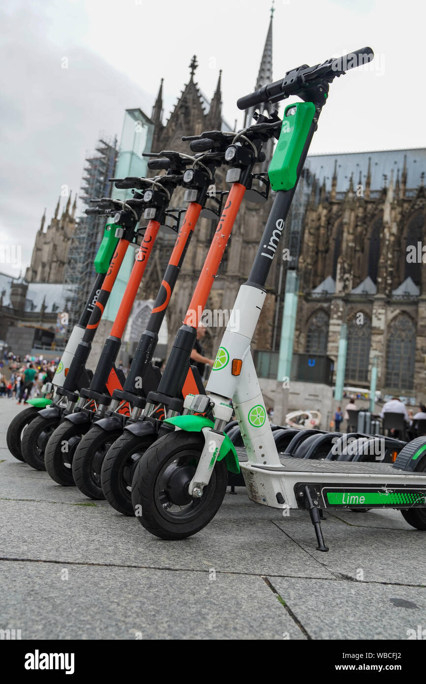 Symbolbild Symbolfoto; von E-Scootern der Anbieter circ und Kalk in Koeln Stockfoto