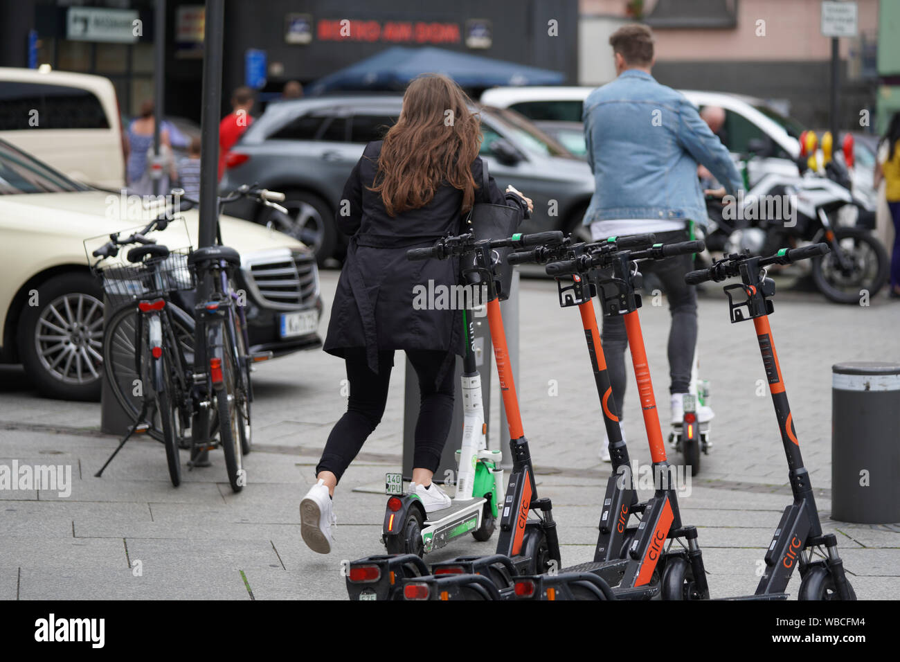 Symbolbild Symbolfoto; von E-Scooter Fahrern in Koeln Stockfoto