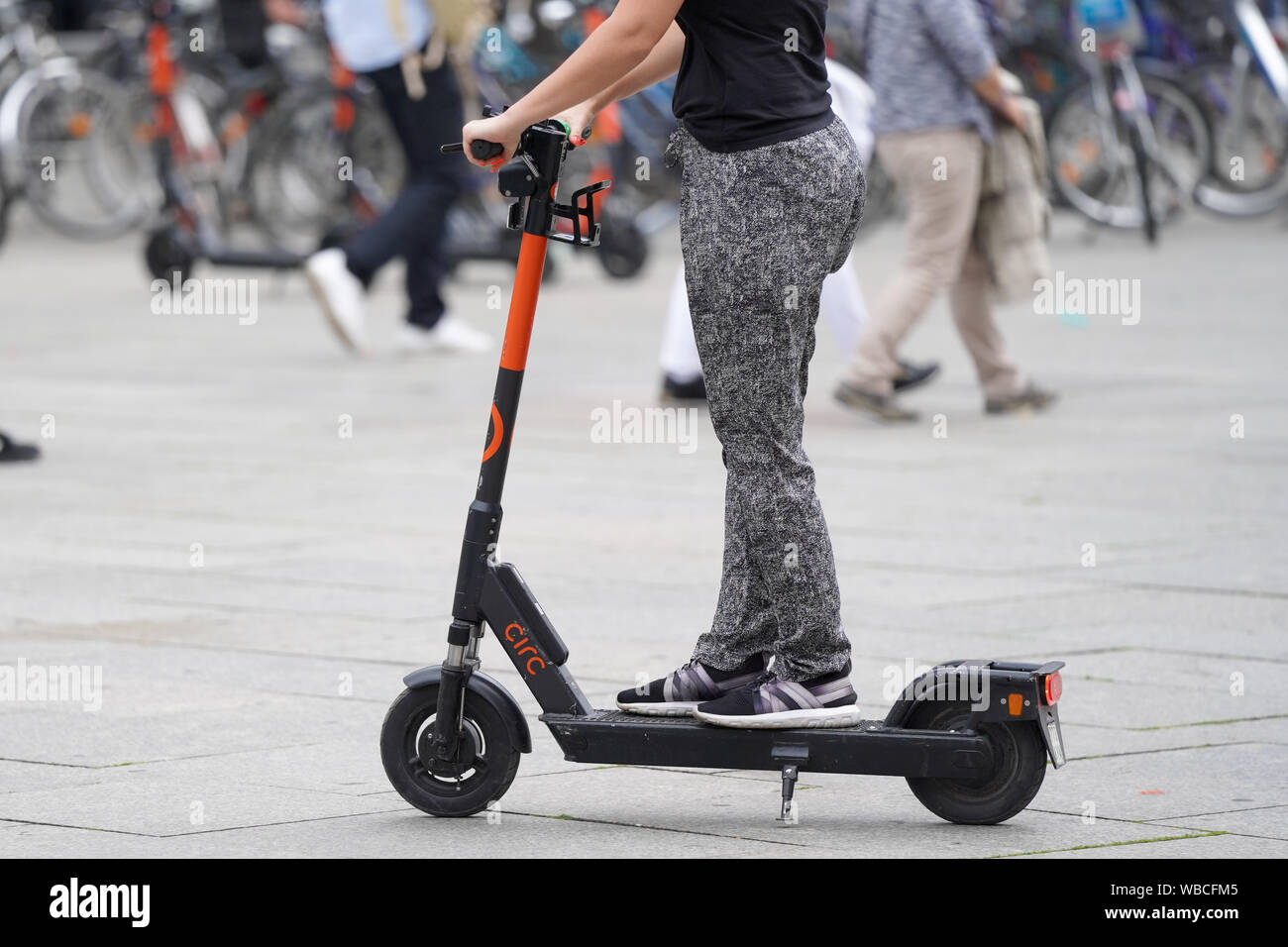 Symbolbild Symbolfoto; von E-Scootern Fahrer in Koeln Stockfoto