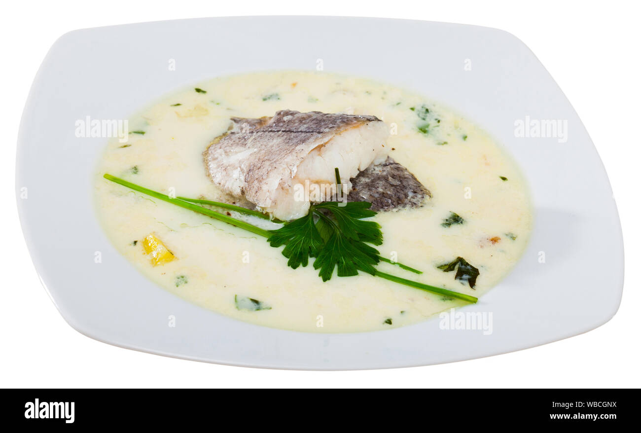 Köstliche Suppe mit geräuchertem Schellfisch, Kartoffeln und Zwiebeln serviert mit grünen in Weiß Schüssel - traditionelles Gericht der Schottischen Küche. Über weiß Isoliert Stockfoto