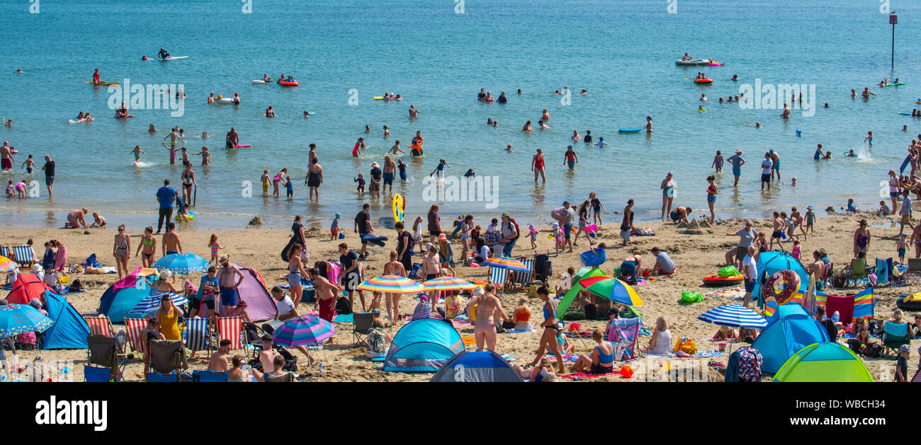 Lyme Regis, Dorset, Großbritannien. 26 Aug, 2019. UK Wetter: Massen von strandgängern strömen zu den Seaside Resort von Lyme Regis in der Sonne an einem anderen Tag der glühend heiße Sonne und rekordverdächtige tenperatures Aalen. Der Strand ist wieder eingepackt wie die steigenden Temperaturen gesetzt sind dies der heißeste August Bank Holiday zu machen seit Beginn der Aufzeichnungen. Credit: Celia McMahon/Alamy leben Nachrichten Stockfoto