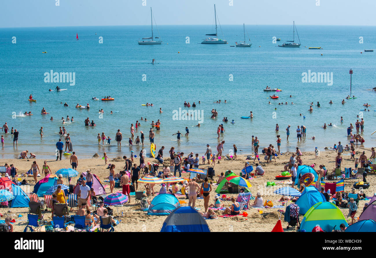 Lyme Regis, Dorset, Großbritannien. 26 Aug, 2019. UK Wetter: Massen von strandgängern strömen zu den Seaside Resort von Lyme Regis in der Sonne an einem anderen Tag der glühend heiße Sonne und rekordverdächtige tenperatures Aalen. Der Strand ist wieder eingepackt wie die steigenden Temperaturen gesetzt sind dies der heißeste August Bank Holiday zu machen seit Beginn der Aufzeichnungen. Credit: Celia McMahon/Alamy leben Nachrichten Stockfoto