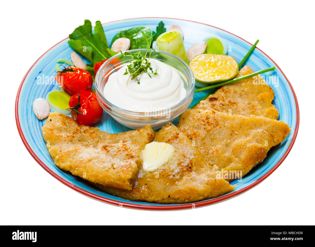 Potato Scones - Schüssel, Schottische Küche mit Gemüse und Grünen auf dem Teller serviert. Auf weissem Hintergrund Stockfoto