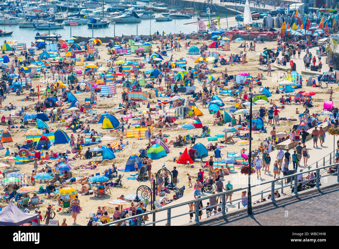 Lyme Regis, Dorset, Großbritannien. 26 Aug, 2019. UK Wetter: Massen von strandgängern strömen zu den Seaside Resort von Lyme Regis in der Sonne an einem anderen Tag der glühend heiße Sonne und rekordverdächtige tenperatures Aalen. Der Strand ist wieder eingepackt wie die steigenden Temperaturen gesetzt sind dies der heißeste August Bank Holiday zu machen seit Beginn der Aufzeichnungen. Credit: Celia McMahon/Alamy leben Nachrichten Stockfoto