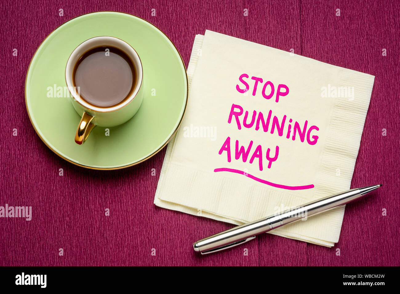 Haltestelle laufen - motivierende Handschrift auf eine Serviette mit einer Tasse Kaffee Stockfoto