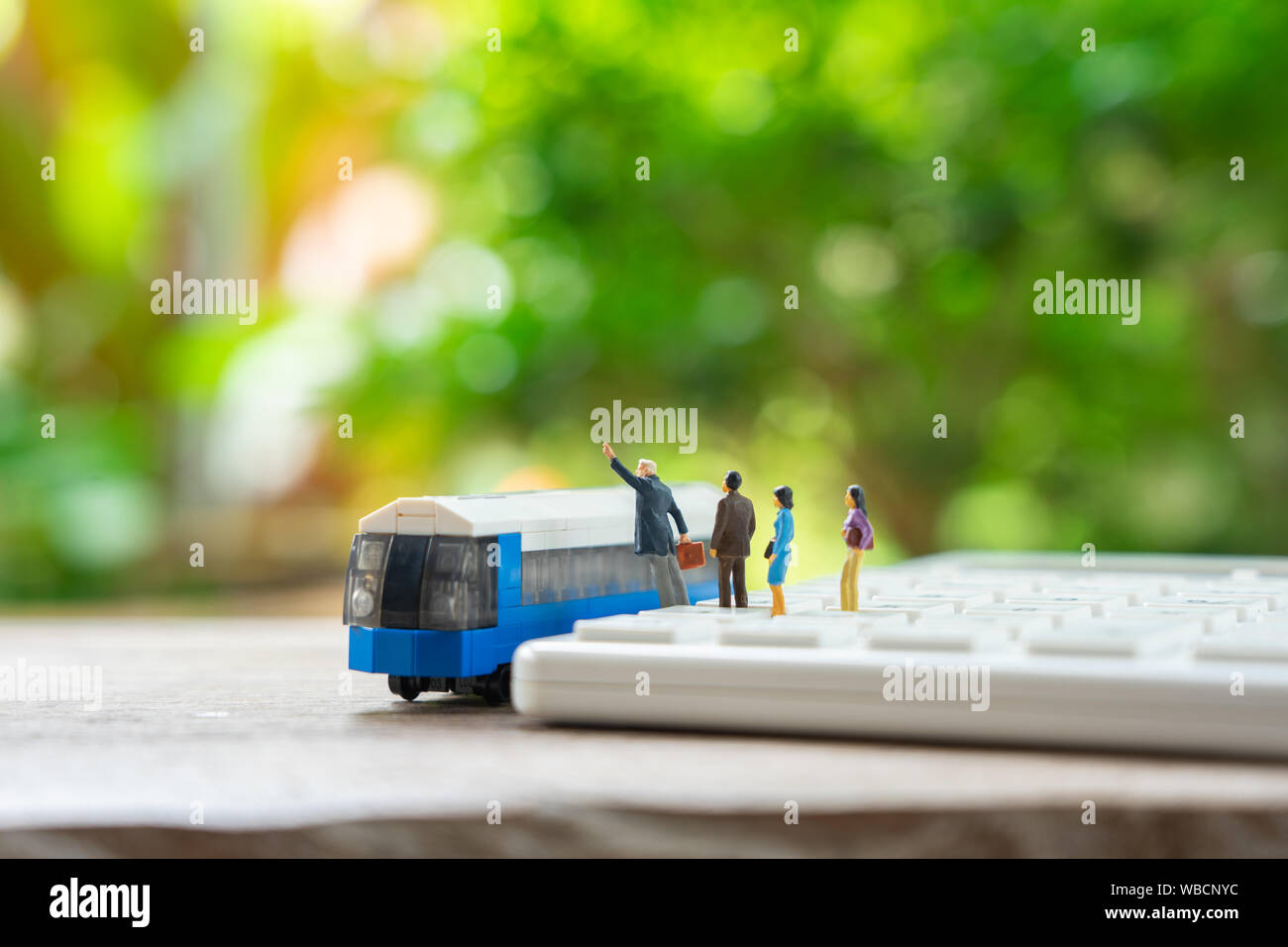Miniatur Leute Reiseplaner mit spielzeugauto Modell als Hintergrund Travel Concept mit kopieren. Stockfoto
