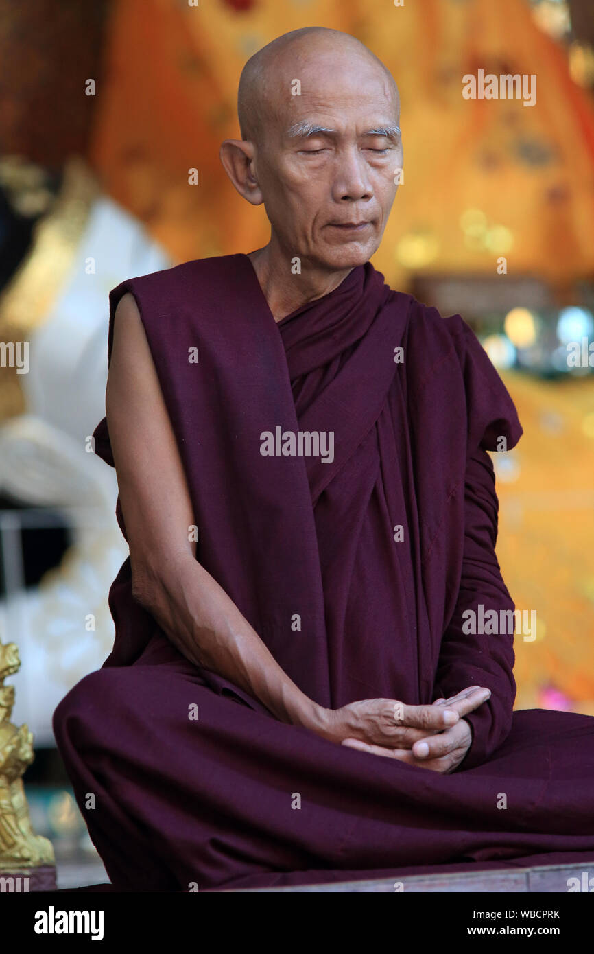 Birmanischen buddhistischen Mönch in Amarapura, Myanmar Stockfoto