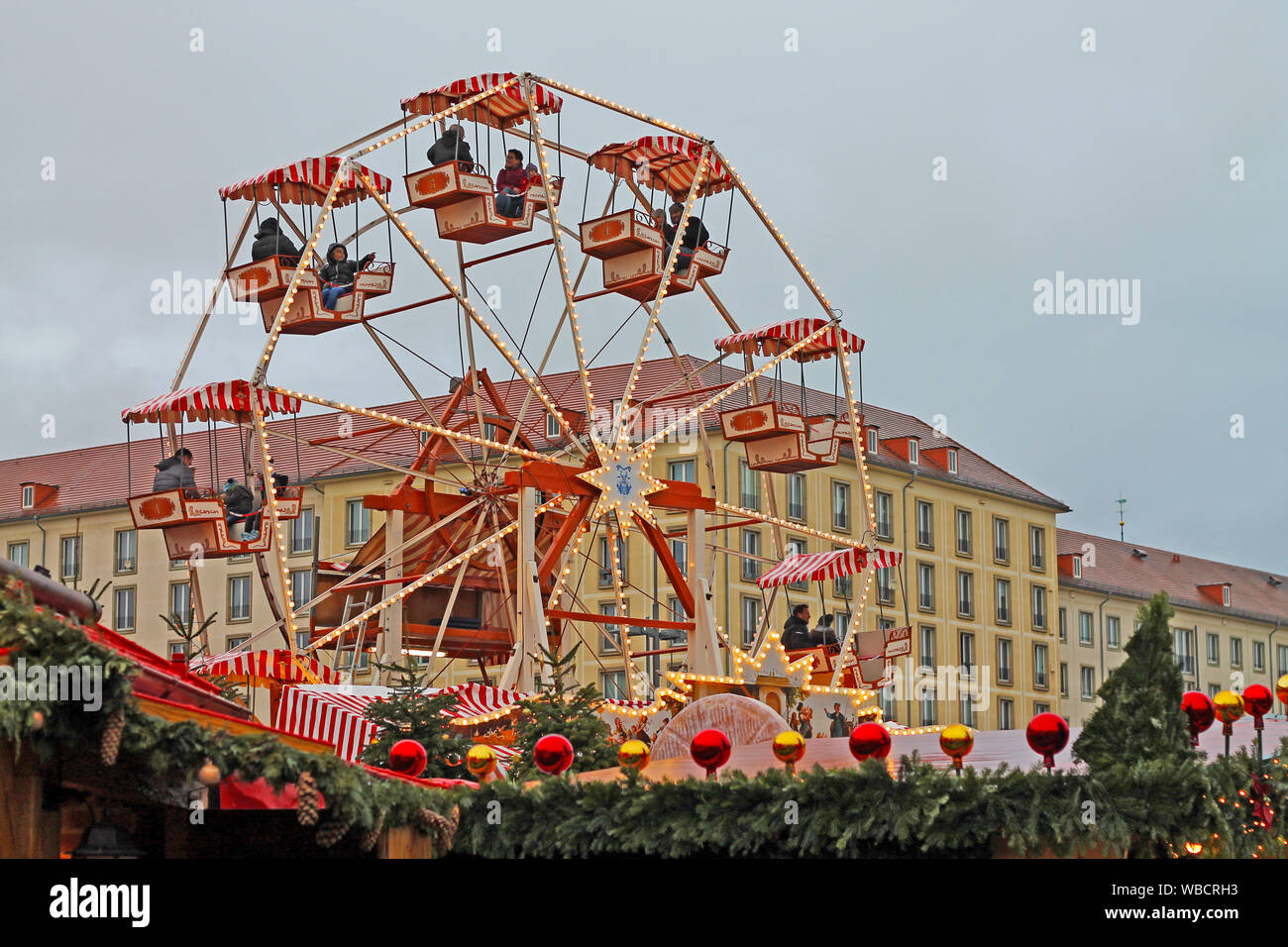 Weihnachtsmarkt in Dresden. Riesige Chriostmas Rad. Sachsen, Deutschland. 22/12/2018 Jahr Stockfoto