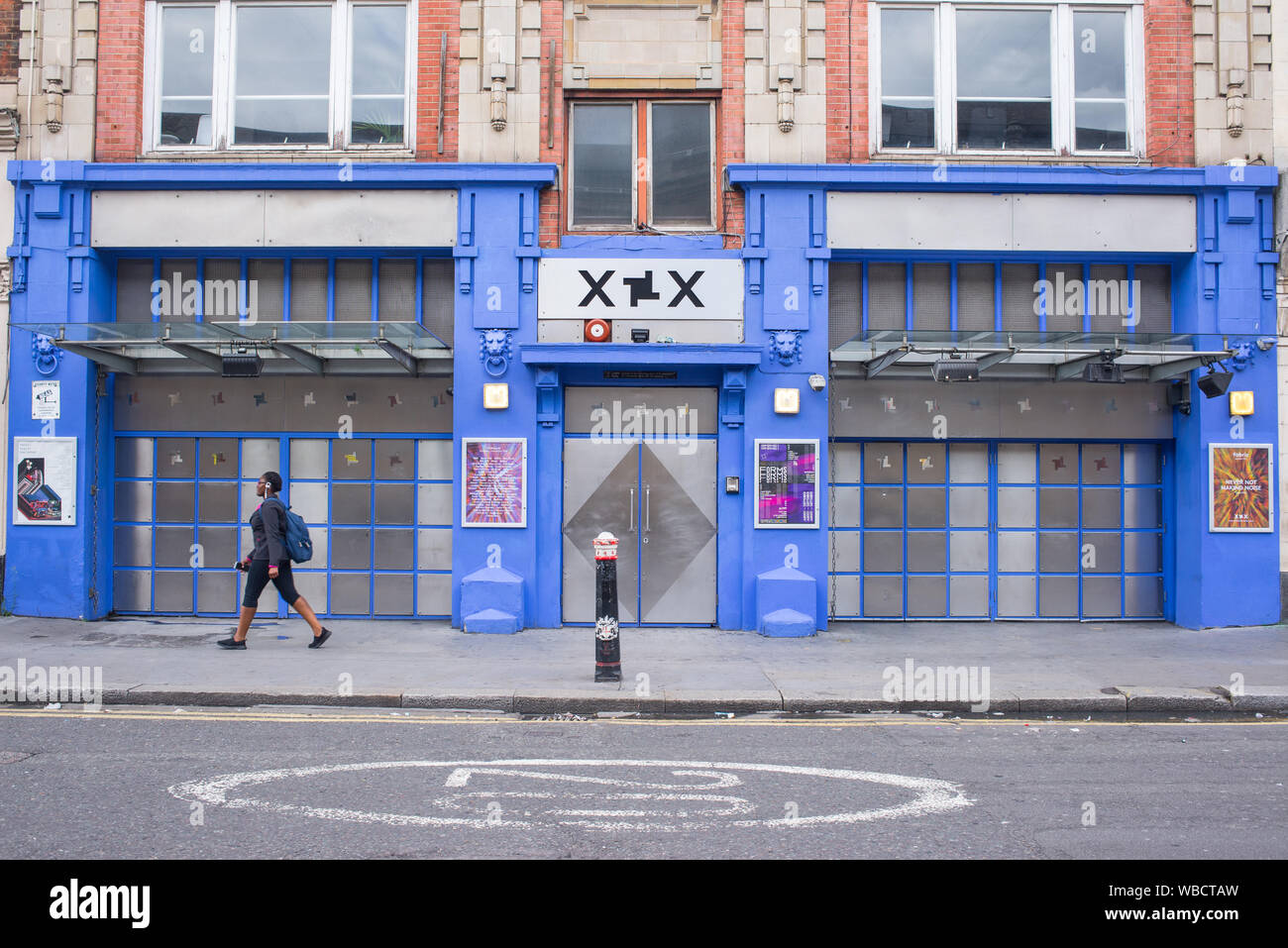 London, UK - August 2019: Vordere äußere des dance club Stoff eine berühmte Tanz techno Nachtclub im Farringdon, London, England. Feiert ihren 20. Stockfoto