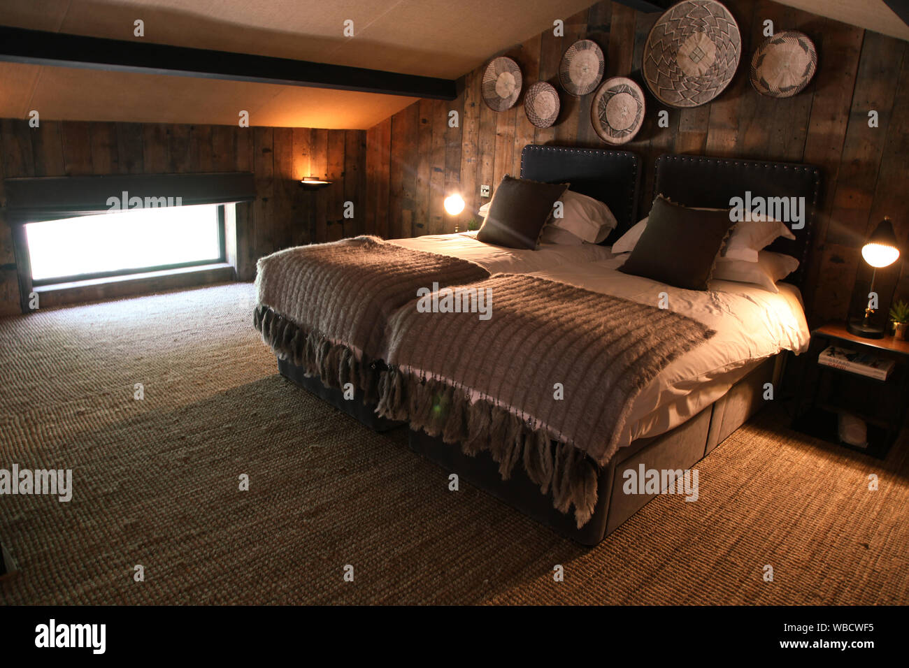Eines der Schlafzimmer im Lion Lodge, Port Lympne Wild Animal Park Stockfoto