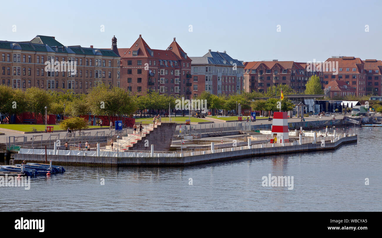 Die Islands Brygge harbor Badewanne in Kopenhagen einen warmen und sonnigen Morgen an Wochentagen im August. Stockfoto