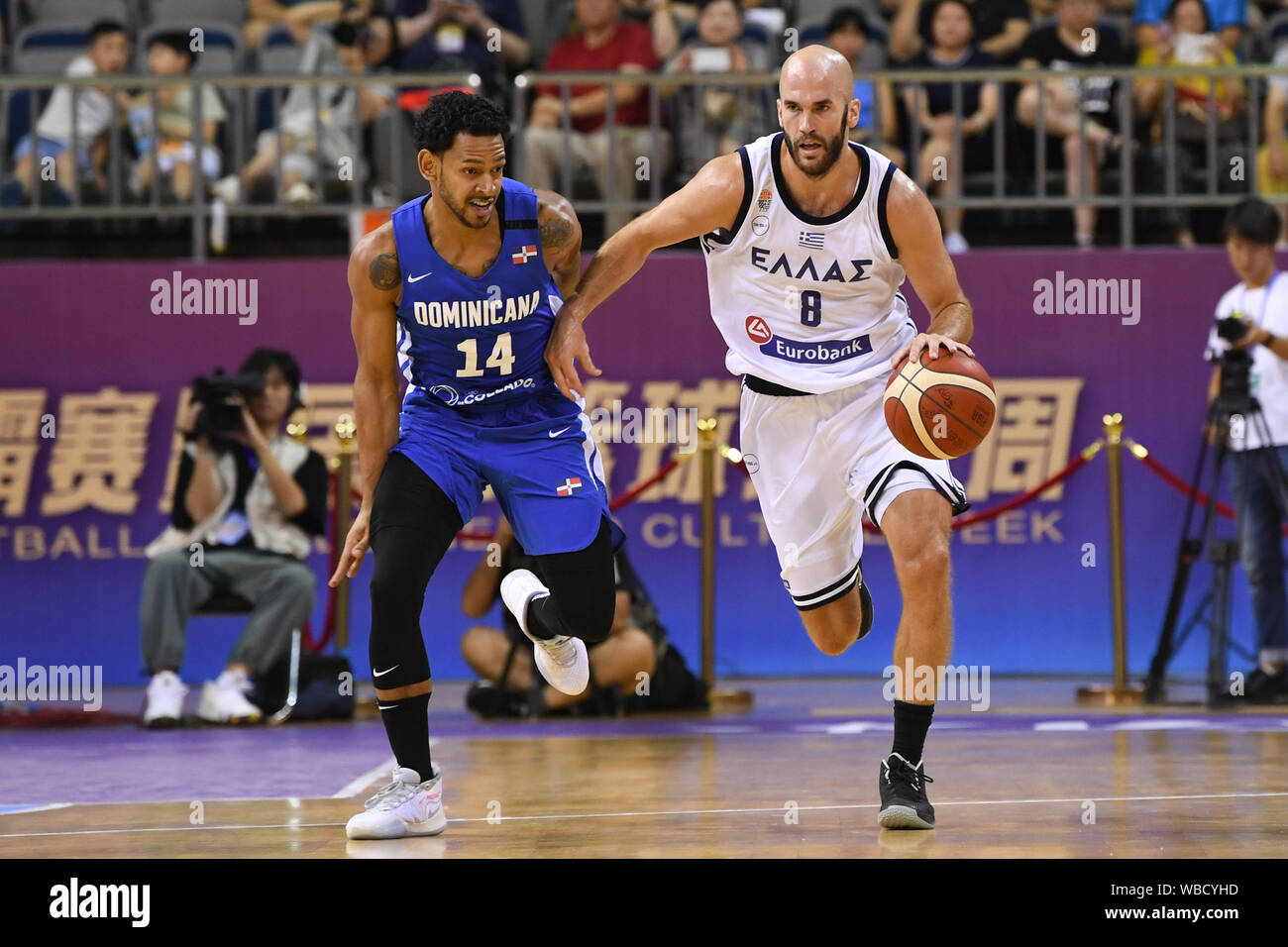 Suzhou in der chinesischen Provinz Jiangsu. 26 Aug, 2019. Nick Calathes (R) von Griechenland Mias mit Ronald Ramon der Dominikanischen Republik an der 2019 Suzhou International Basketball Challenge in Suzhou in der ostchinesischen Provinz Jiangsu, 26.08.2019. Credit: Li Bo/Xinhua/Alamy leben Nachrichten Stockfoto