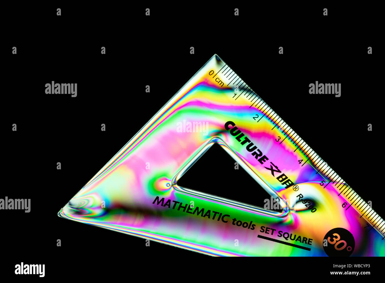 Kreuz polarisiert Bild einer Geometrie set Square mit den bunten stress Muster, die in der Kunststoff Stockfoto