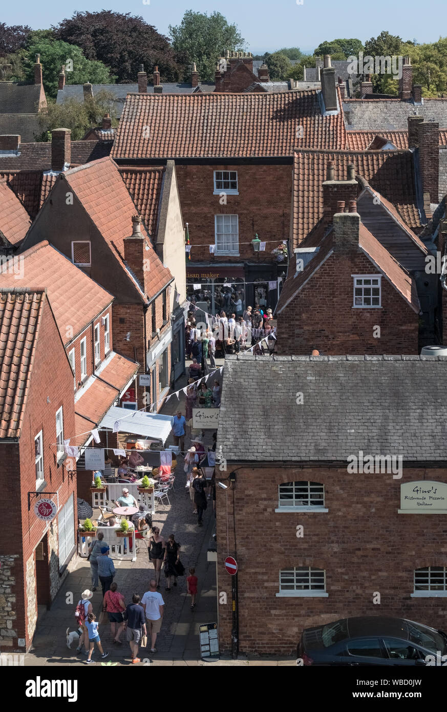 Blick auf die schmale Gasse mit Cafés in der historischen Altstadt von LIncoln, Lincolnshire, Großbritannien erhöhten Stockfoto