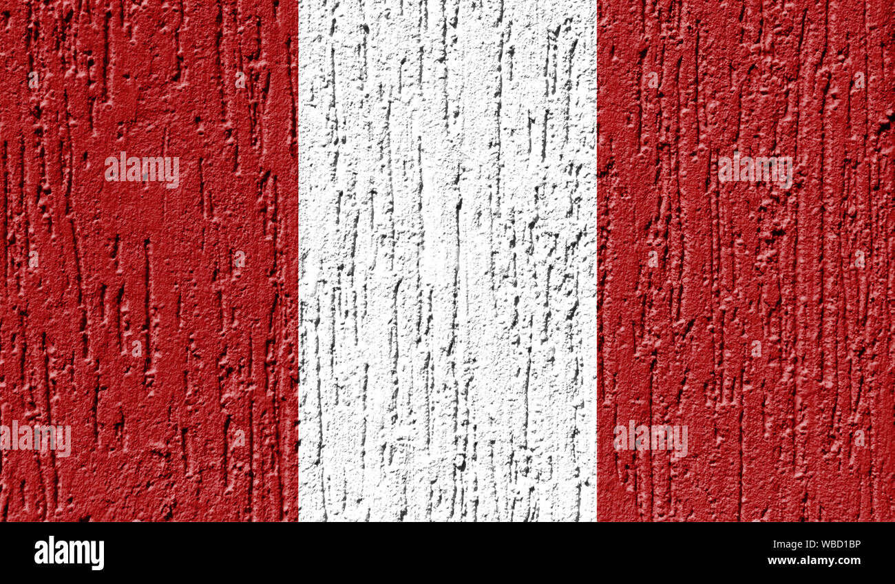 Flagge von Peru in der Nähe auf eine gerissene Wand gemalt Stockfoto