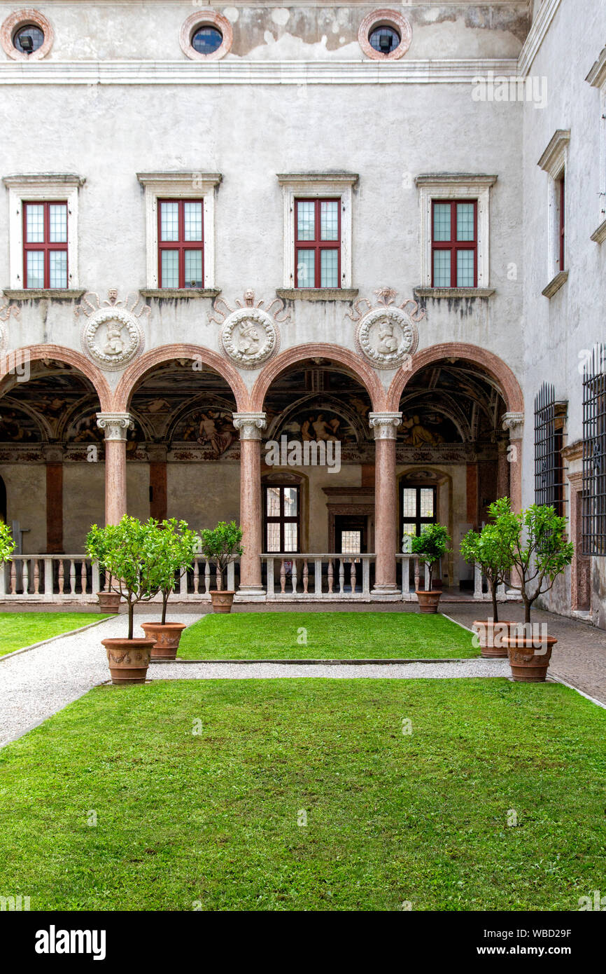 Trient (Italien) - Schloss Buonconsiglio, Loggia del Romanino und der Cortile dei Leoni Stockfoto