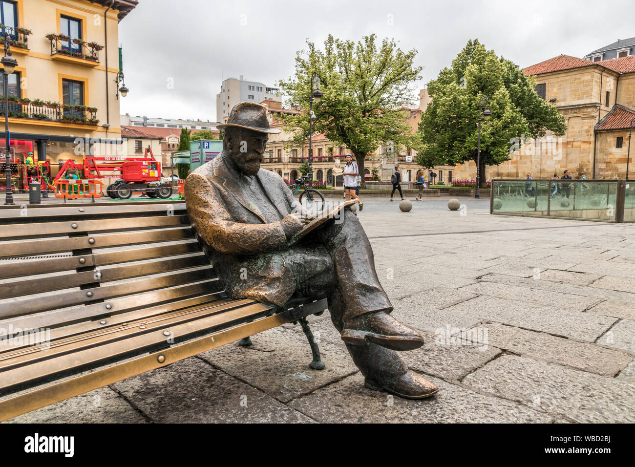 Leon, Spanien. Statue von Antoni Gaudi, ein spanischer Architekt, wie der größte Exponent des Katalanischen Modernismus bekannt, vor seinem Casa Botines Stockfoto