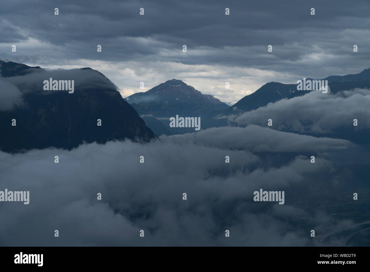 Eine Bergkette in den Wolken - Luftbild Stockfoto