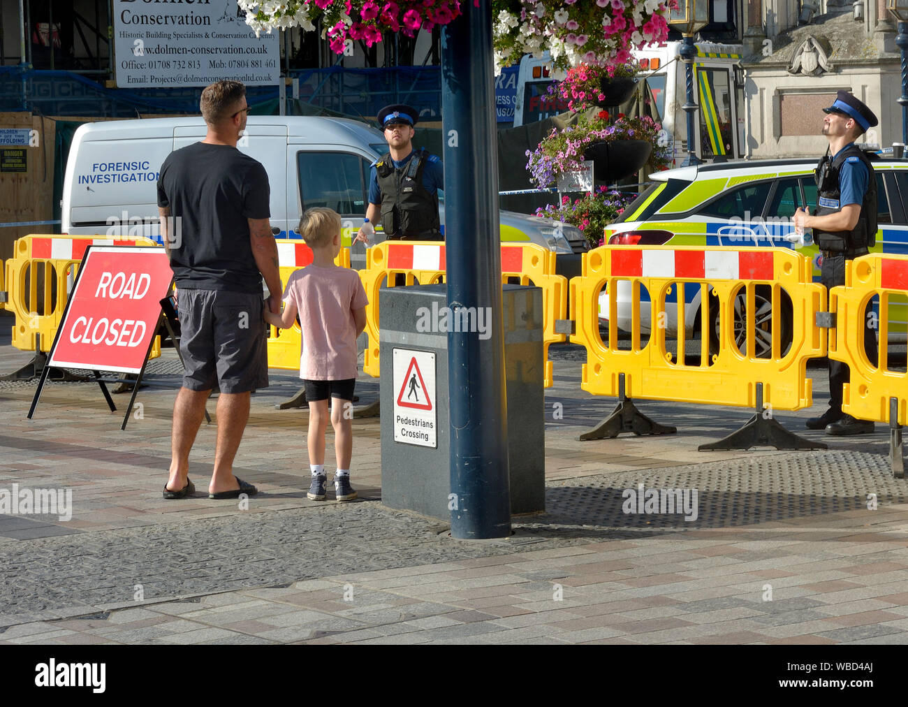 Maidstone, Kent, Großbritannien. Polizei Absperren der Innenstadt auf einem Sonntag Morgen während der forensischen Teams der Schauplatz von mehreren Messerstechereien über Nacht zu untersuchen. Stockfoto