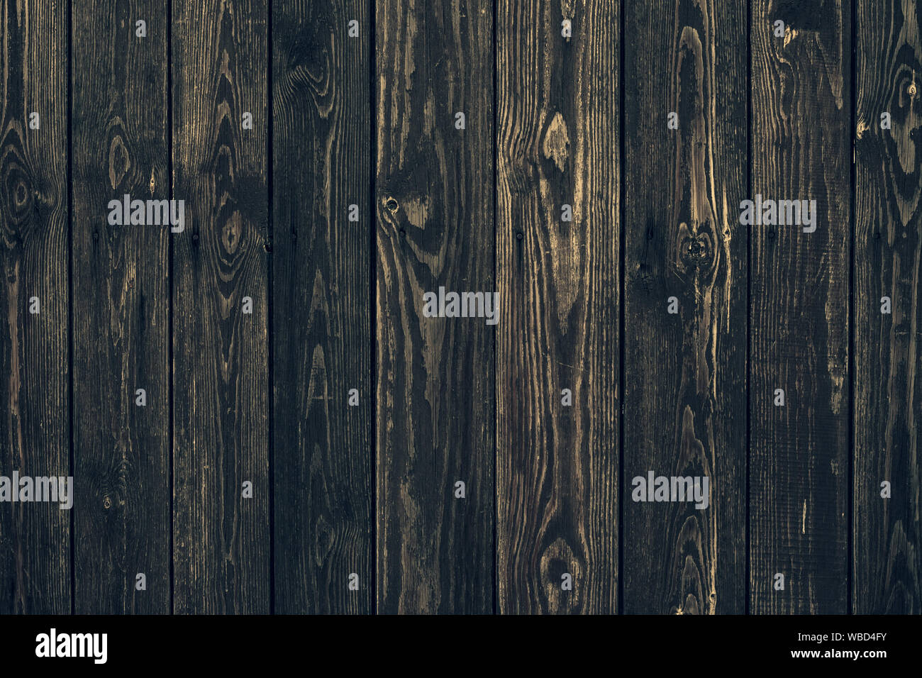 Dunkle schäbig Holzzaun mit Nägeln. Textur von Schwarzen Brettern. Altes Holz braun Boards. Vintage Holz Hintergrund. Natürliche Muster von hurdwood. Stockfoto