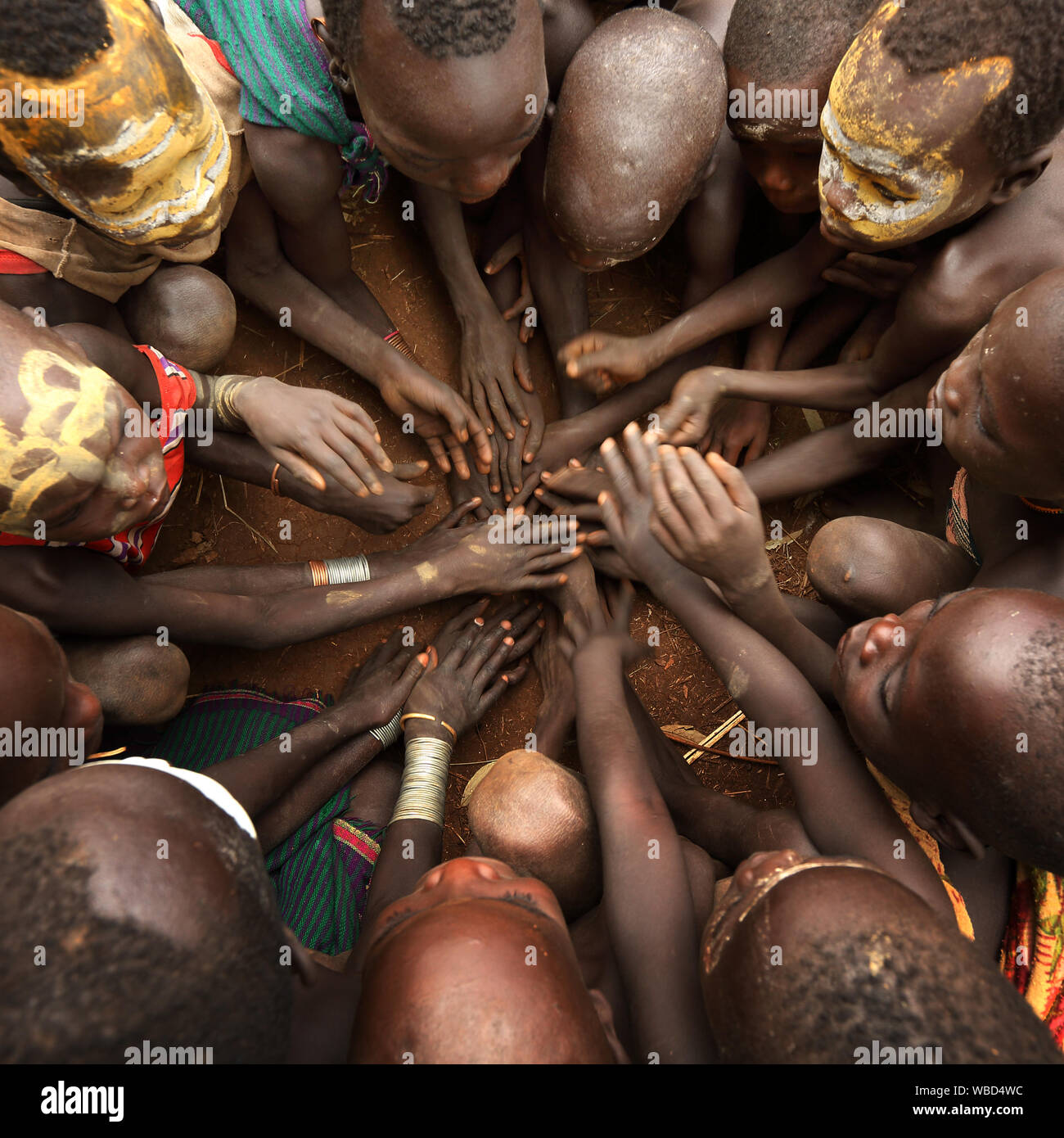 Suri tribal Kinder bei einer Zeremonie in einem Dorf in der Nähe von Kibish, South Omo, Äthiopien Stockfoto
