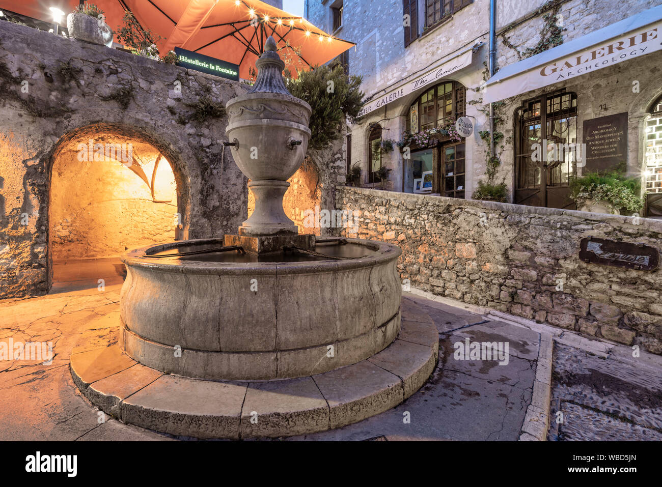 Historischen Brunnen aus dem Jahr 1850 in Saint-Paul-de-Vence, Alpes-Maritimes, Provence-Alpes-Côte d'Azur, Frankreich, Europa Stockfoto