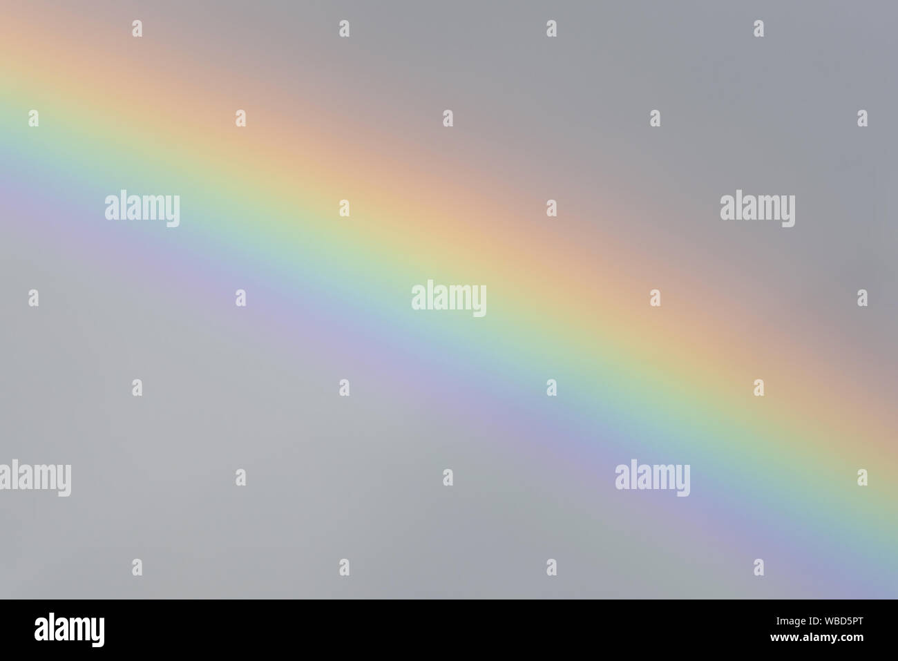 Bunte Himmel Hintergrund mit hellen Rainbow close-up auf dem Hintergrund einer stürmischen Himmel Stockfoto
