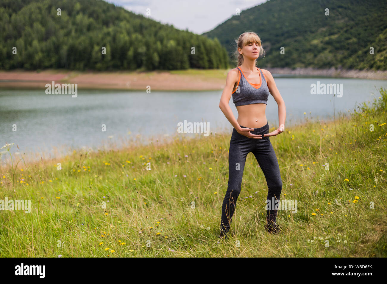 Frau übung Tai Chi in der schönen Natur. Stockfoto