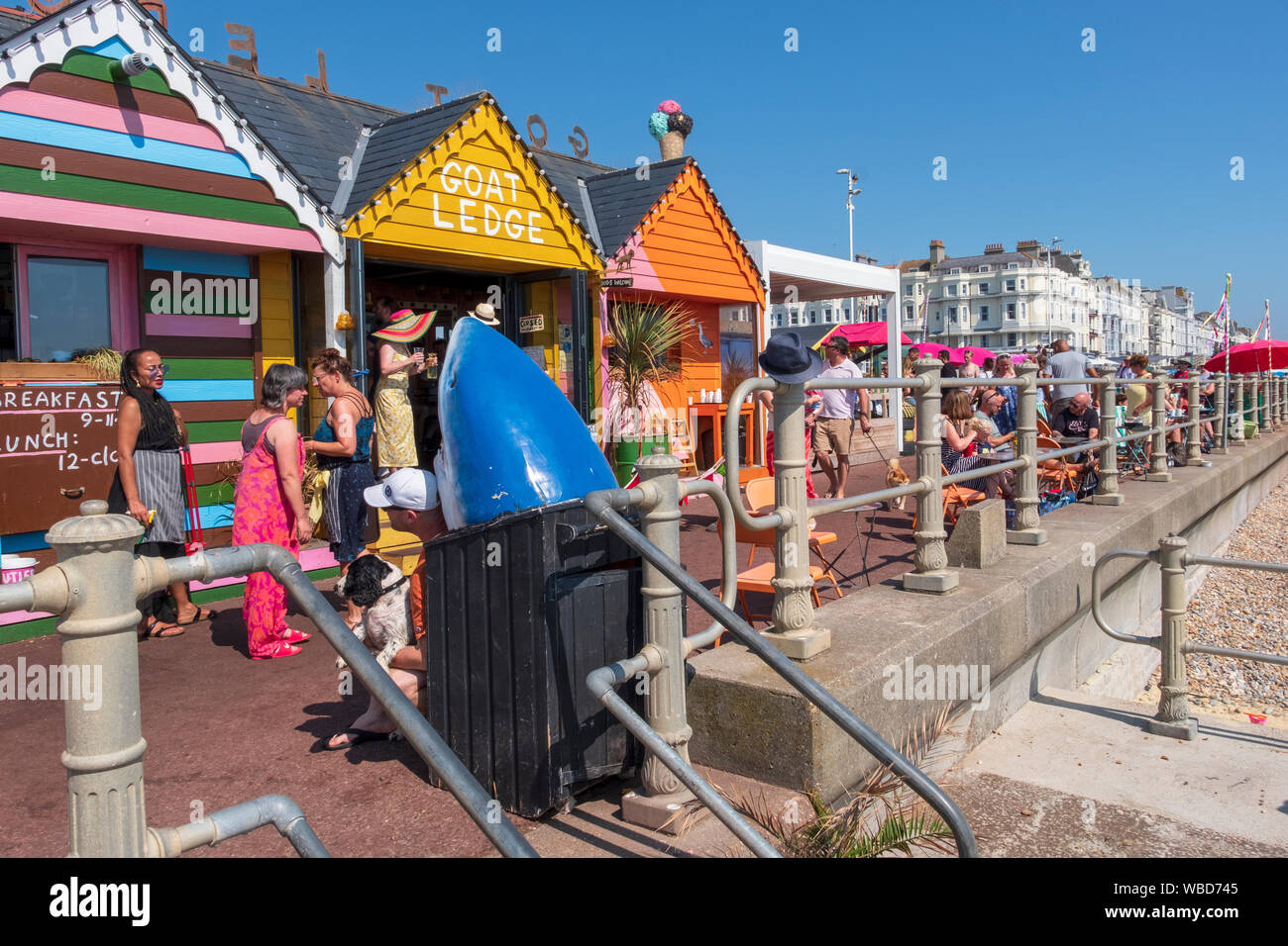 Farbenfrohe Cafés in Goat Ledge an der Strandpromenade von St Leonards-on-Sea, East Sussex, Großbritannien. Hastings Stockfoto