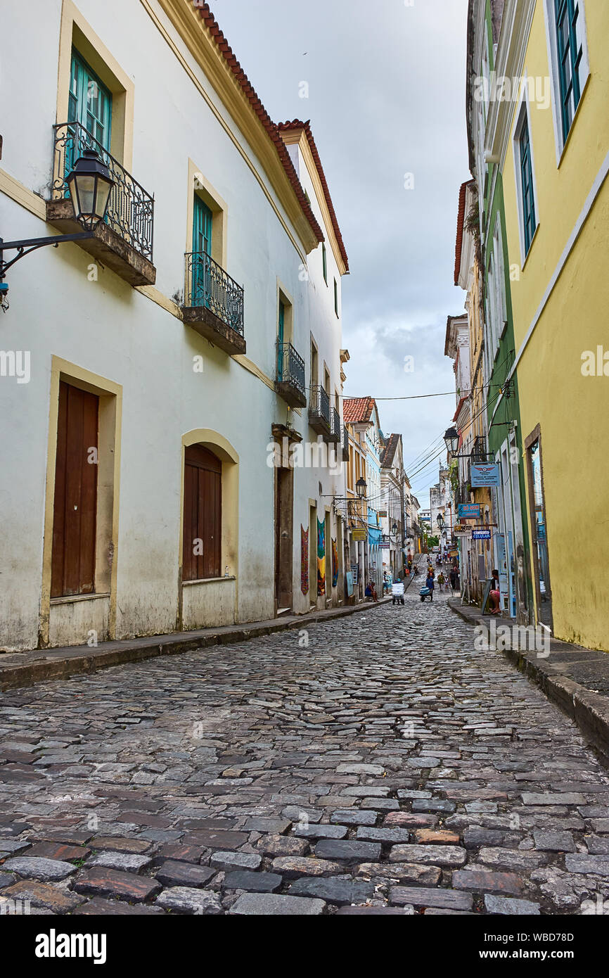 Niedrigen winkel Ausblick auf die Straße bei Salvador de Bahia, Brasilien Stockfoto