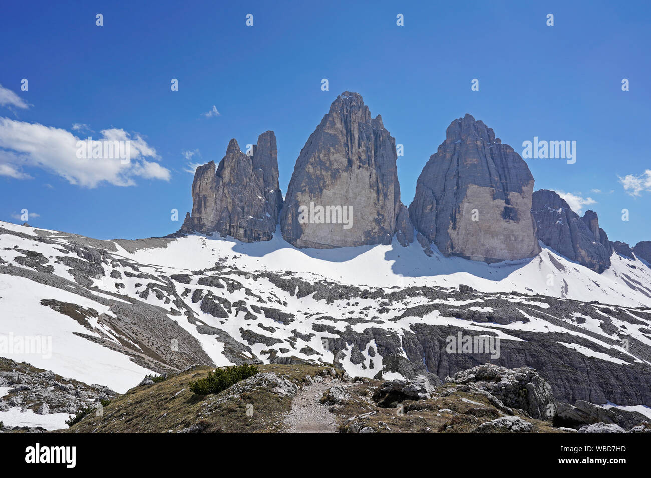 Die Gipfel von Tre Cime di Lavaredo, blauer Himmel und viel Schnee, Dolomiten, Italien, Juni Stockfoto