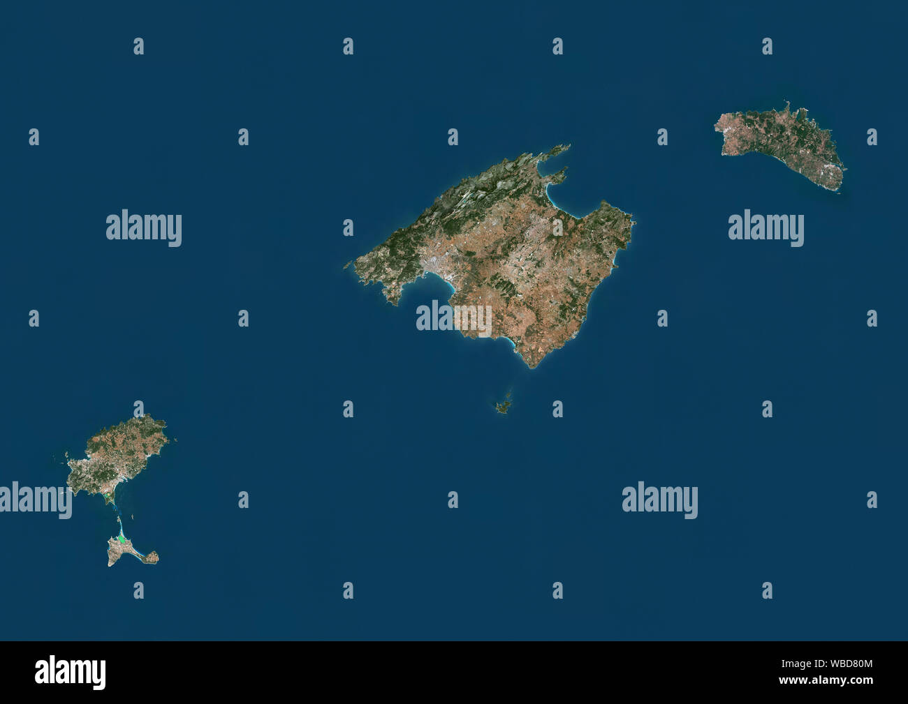 Farbe Satellitenbild der Balearen, eine spanische Inselgruppe im westlichen Mittelmeer. Die vier grössten Inseln sind (von Westen nach Osten) Ibiza, Formentera, Mallorca, Menorca. Bild gesammelt am 1. August 2018 von Sentinel-2 Satelliten. Stockfoto