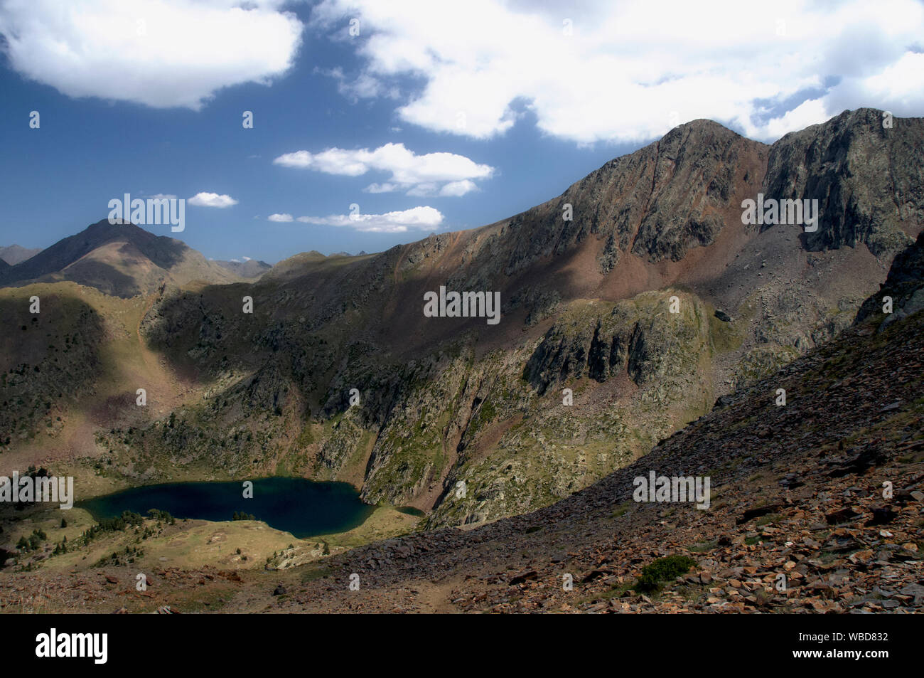 Eine weibliche Wanderer betrachtet ein See im Gerber Tal, hohe Pyrenäen, Catalunya Stockfoto