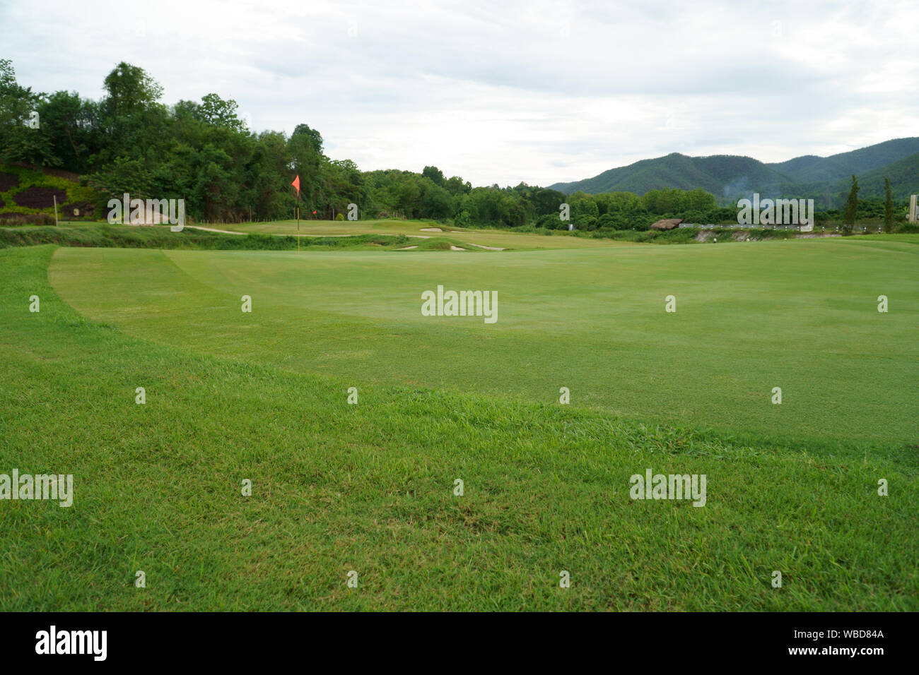 Golfplatz, schöne Landschaft von einem Golfplatz mit grünem Gras Stockfoto