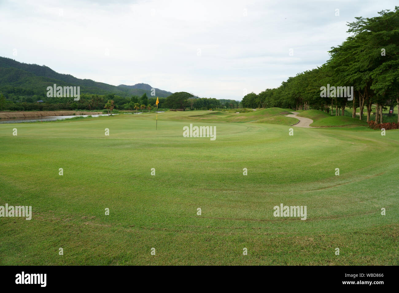 Golfplatz, schöne Landschaft von einem Golfplatz mit grünem Gras und Berg im Hintergrund Stockfoto