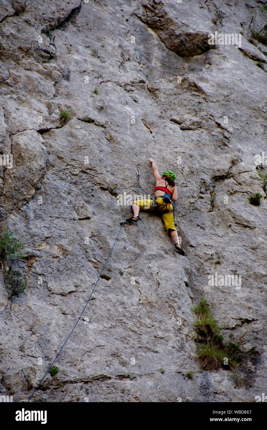 Ein Weibchen Klettern versucht, eine schwierige Kalkstein klettern in Congost de Colegats, Catalunya Spanien Stockfoto