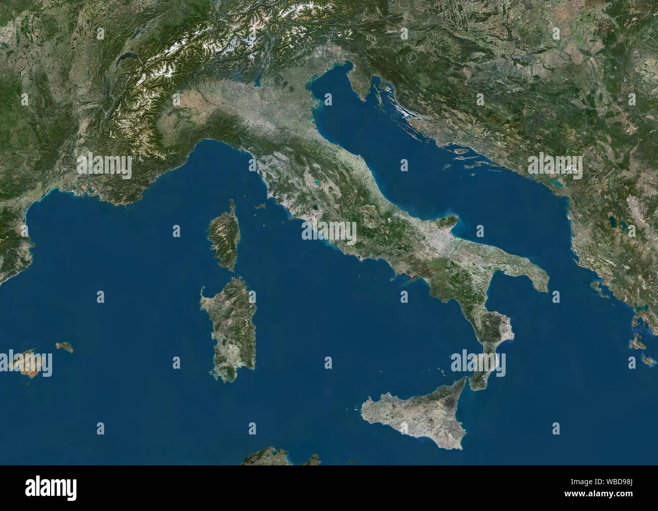 Farbe Satellitenbild von Italien und den westlichen Balkanstaaten. Dieses Bild wurde aus Daten von Sentinel-2 & Landsat 8 Satelliten erfassten zusammengestellt. Stockfoto