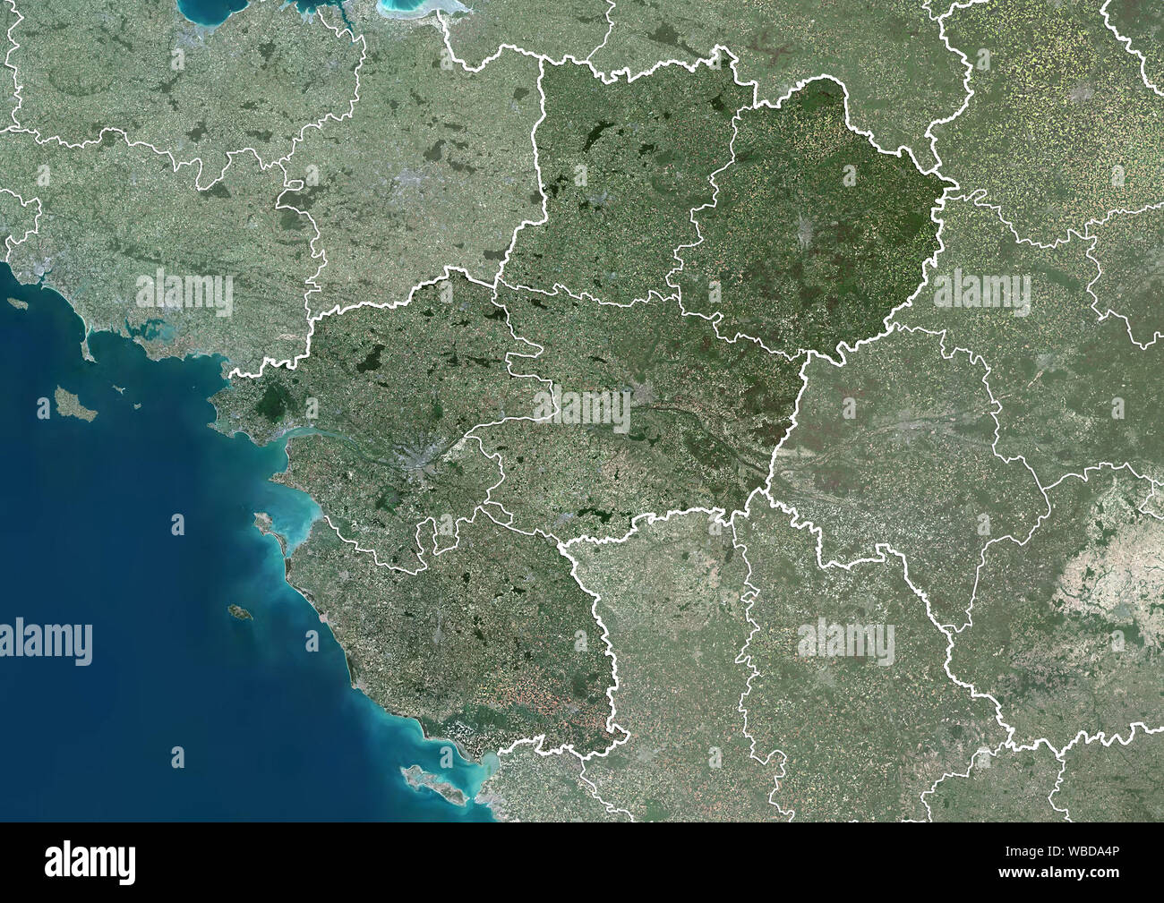 Farbe Satellitenbild der Region Pays de la Loire, Frankreich (mit administrativen Grenzen). Dieses Bild wurde von Daten auf 2018 von Sentinel-2 Satelliten erfassten zusammengestellt. Stockfoto