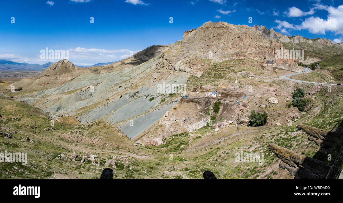 Türkei: Blick von der Terrasse der Erker Zimmer in Ishak Pasha Palace, halb verfallenen Palast der osmanischen Periode, die Holzbalken mit menschlichen, Löwe und Adler Stockfoto