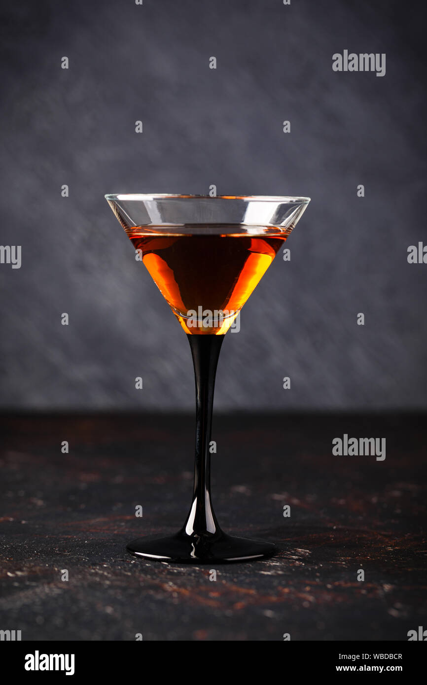 Der starke alkoholische Getränke in Gläsern in assortent: cognac, Schnaps und Whiskey. Stockfoto