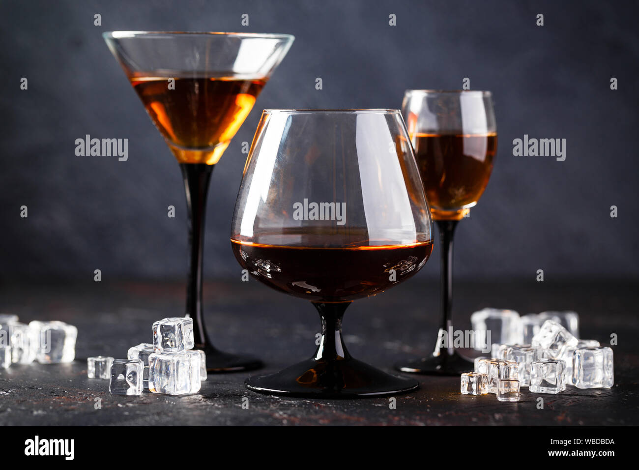 Der starke alkoholische Getränke in Gläsern in assortent: cognac, Schnaps und Whiskey. Stockfoto