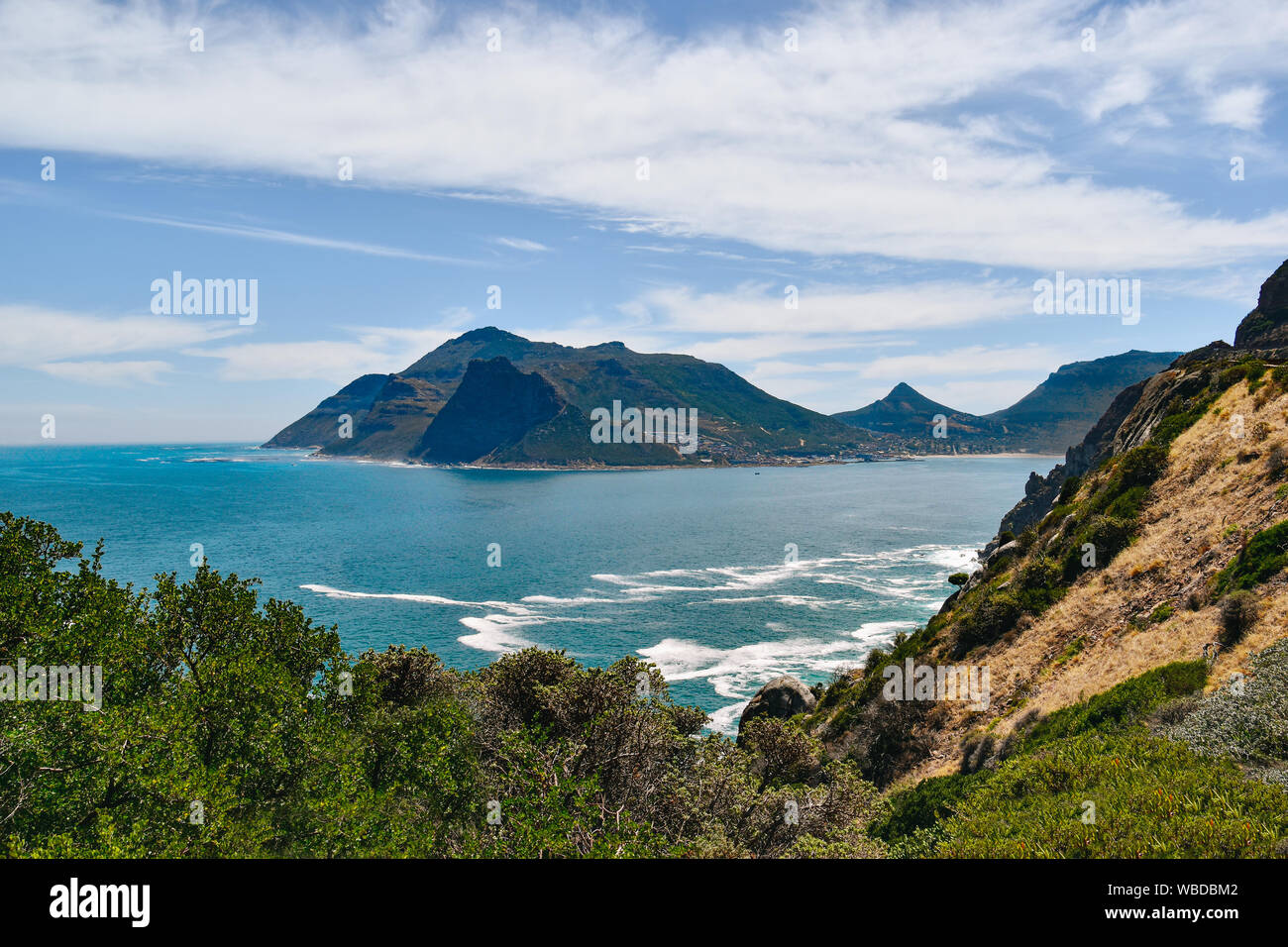 Hout Bay und suurounding Berge gegen Himmel und Meer im Sommer Tag Stockfoto