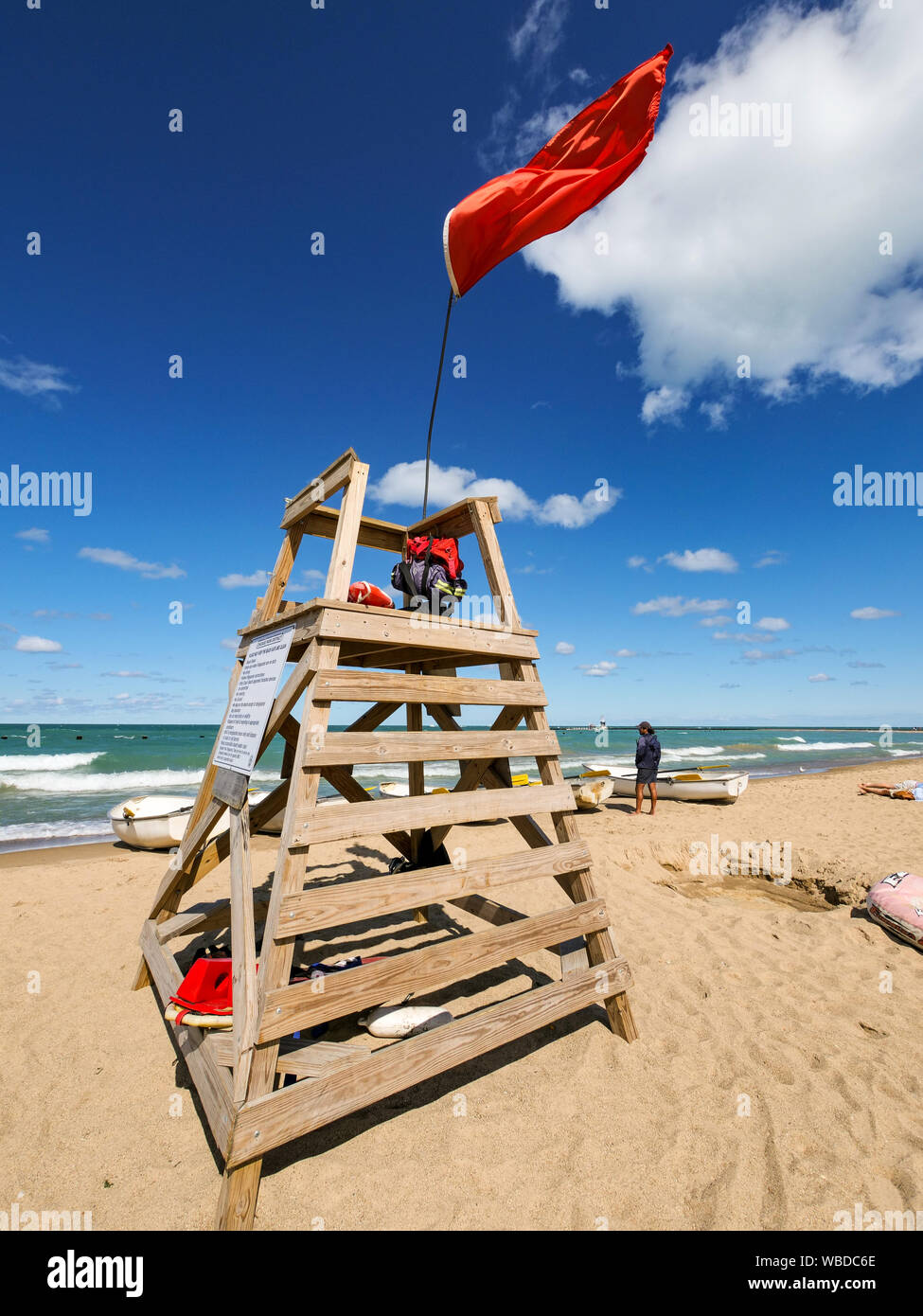 Life guard Tower, North Avenue Beach. Red Flag zeigt das Schwimmen durch gefährliche Bedingungen untersagt. Stockfoto