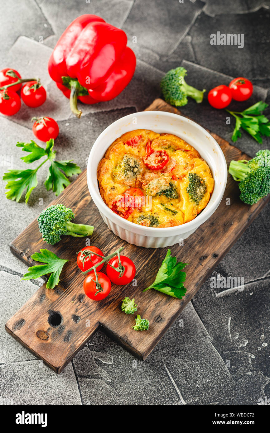 Frittata mit Brokkoli in Keramik. Frittata mit Brokkoli, süßer Paprika ... Frittata mit Brokkoli in Keramik. Frittata mit Brokkoli, süßer Paprika ...