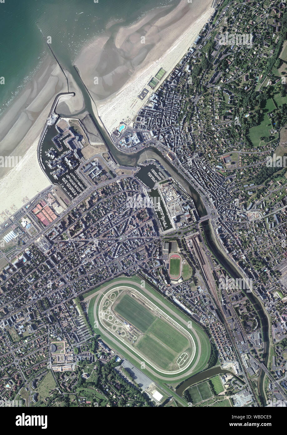 Luftaufnahmen von Deauville, Frankreich, berühmt für seine Rennstrecke, Hafen, International Film Festival, Marinas, Grand Casino und luxuriösen Hotels. Bild in 2016 berücksichtigt. Stockfoto