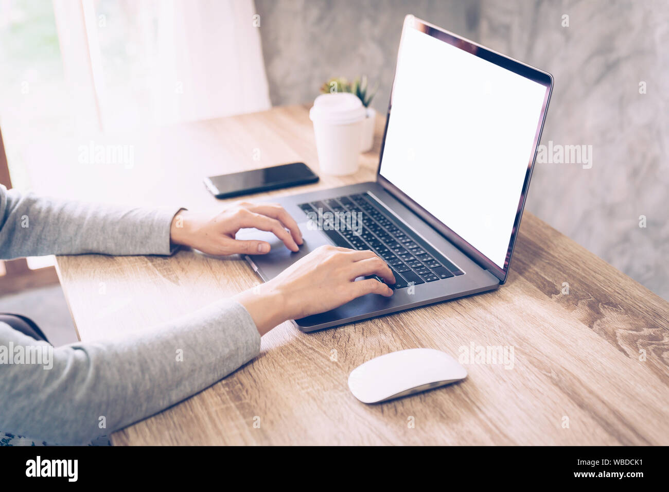 Asiatische Frau mit Computer Laptop für Arbeiten am Holztisch Stockfoto