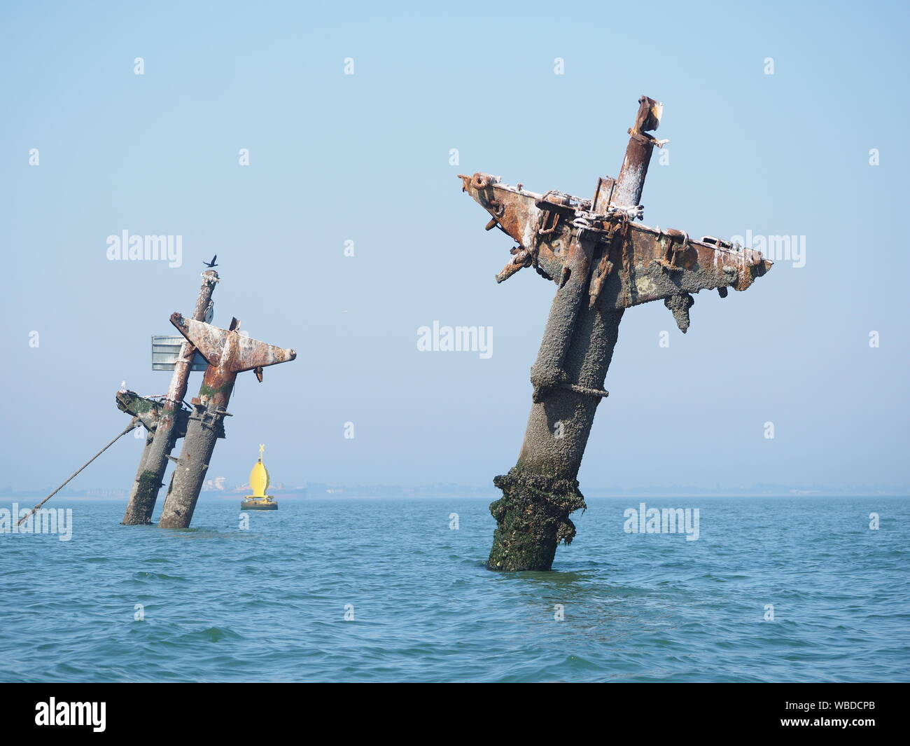 Sheerness, Kent, Großbritannien. 26 August, 2019. Die sich verschlechternde Wrack der SS Richard Montgomery vom Boot heute genommen, das liegt 1,5 Meilen nördlich von Sheerness, Kent. August markiert den 75. Jahrestag der Havarie Havarie mit 1.400 Tonnen Sprengstoff an Bord, mit Experten über unterteilt, was über ihre Zukunft zu tun. Credit: James Bell/Alamy leben Nachrichten Stockfoto