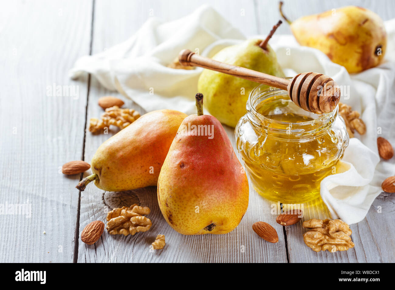 Lecker Birnen mit Honig und Nüssen auf hölzernen Tisch Stockfoto