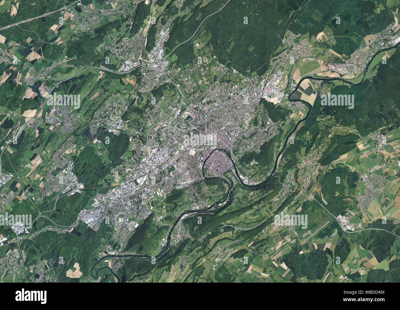 Luftaufnahmen von Besançon im Osten Frankreichs. Auf dem Fluss Doubs gelegen, ist die Stadt von der UNESCO in die Liste des Erbes der Welt seit 2008. Bild in 2017 berücksichtigt. Stockfoto