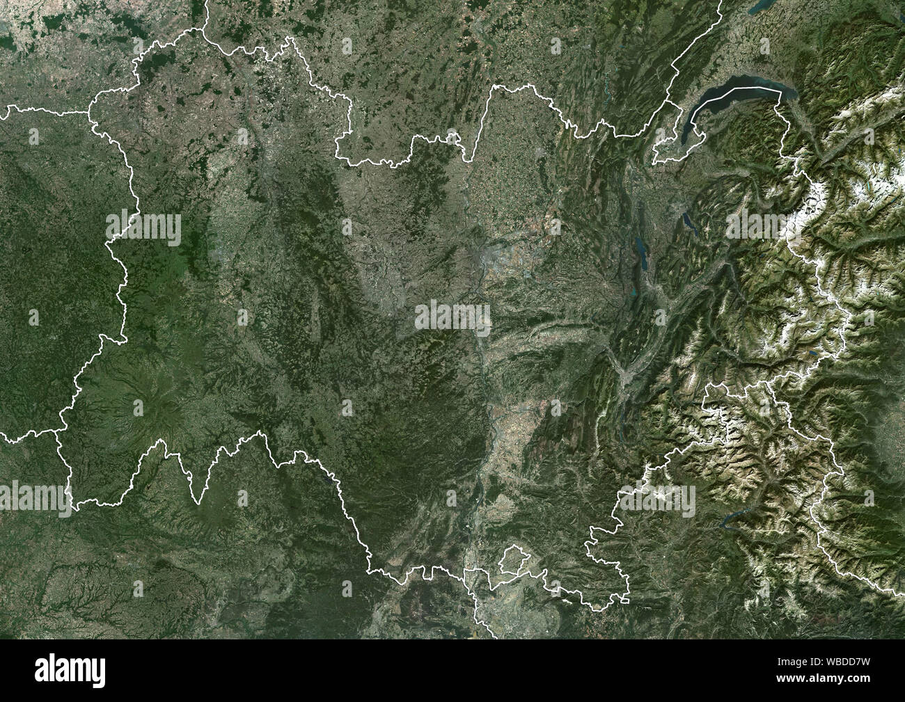 Farbe Satellitenbild der Auvergne-Rhone-Alpes im Südosten von Frankreich (mit administrativen Grenzen). Dieses Bild wurde von der im Jahr 2018 von Sentinel-2 Satelliten erfassten zusammengestellt. Stockfoto